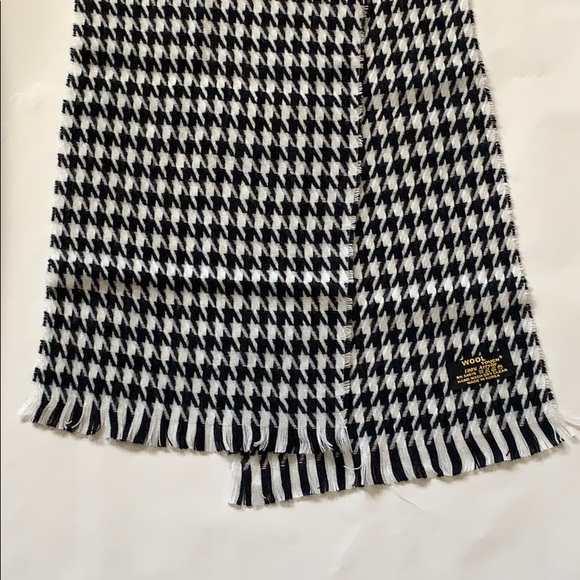 New Houndstooth Acrylic Scarf - Picture 2 of 4